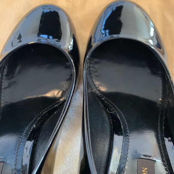 Loius Vuitton black leather pumps with round toe and signature hardware. Size 38 - Picture 14 of 16